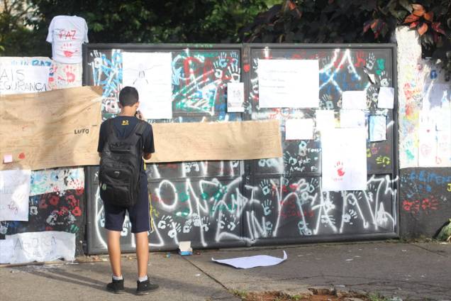 Movimentação em frente à Escola Estadual Raul Brasil, em Suzano (SP), na manhã desta terça-feira, quando os alunos são liberados a voltarem para a escola para participar de atividades de acolhimento - 19/03/2019 Movimentação em frente à Escola Estadual Raul Brasil, em Suzano (SP), na manhã desta terça-feira, quando os alunos são liberados a voltarem para a escola para participar de atividades de acolhimento - 19/03/2019