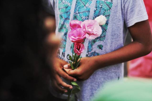 Estudantes são recebidos com flores durante a reabertura da Escola Estadual Raul Brasil, em Suzano, após o massacre que deixou 10 pessoas mortas incluindo os atiradores - 19/03/2019 Estudantes são recebidos com flores durante a reabertura da Escola Estadual Raul Brasil, em Suzano, após o massacre que deixou 10 pessoas mortas incluindo os atiradores - 19/03/2019