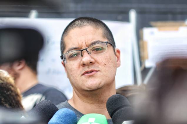 Vinicius Umezo, filho da coordenadora Marilena Umezo, fala à imprensa durante a reabertura da Escola Raul Brasil, em Suzano - 19/03/2019 Vinicius Umezo, filho da coordenadora Marilena Umezo, fala à imprensa durante a reabertura da Escola Raul Brasil, em Suzano - 19/03/2019