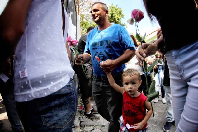 Estudantes são recebidos com flores durante a reabertura da Escola Estadual Raul Brasil, em Suzano, após o massacre que deixou 10 pessoas mortas incluindo os atiradores - 19/03/2019 Estudantes são recebidos com flores durante a reabertura da Escola Estadual Raul Brasil, em Suzano, após o massacre que deixou 10 pessoas mortas incluindo os atiradores - 19/03/2019