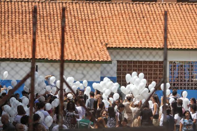 Estudantes soltam balões na quadra da escola Raul Brasil durante homenagem às vitimas do ataque a tiros da semana passada - 19/03/2019 Estudantes soltam balões na quadra da escola Raul Brasil durante homenagem às vitimas do ataque a tiros da semana passada - 19/03/2019