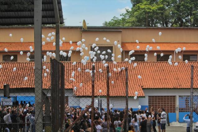 Estudantes soltam balões na quadra da escola Raul Brasil durante homenagem às vitimas do ataque a tiros da semana passada - 19/03/2019 Estudantes soltam balões na quadra da escola Raul Brasil durante homenagem às vitimas do ataque a tiros da semana passada - 19/03/2019
