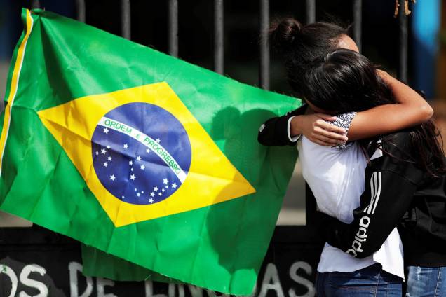 Estudantes choram durante tributo às vítimas de ataque na Escola Estadual Raul Brasil, em Suzano (SP) - 19/03/2019 Estudantes choram durante tributo às vítimas de ataque na Escola Estadual Raul Brasil, em Suzano (SP) - 19/03/2019