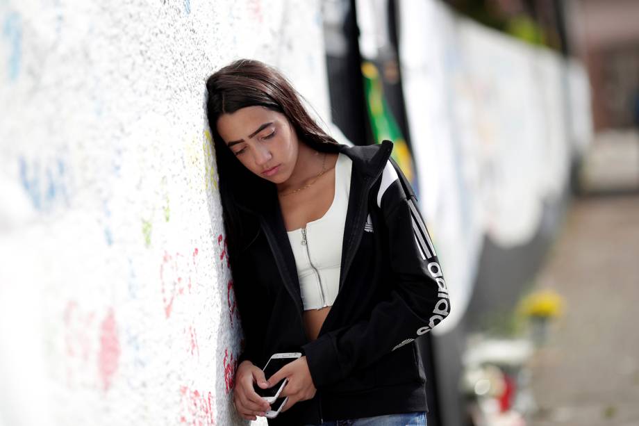 Estudante chora em frente à Escola Estadual Raul Brasil, em Suzano (SP), na reabertura da instituição - 19/03/2019