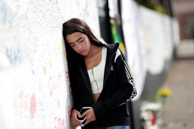 Estudante chora em frente à Escola Estadual Raul Brasil, em Suzano (SP), na reabertura da instituição - 19/03/2019 Estudante chora em frente à Escola Estadual Raul Brasil, em Suzano (SP), na reabertura da instituição - 19/03/2019