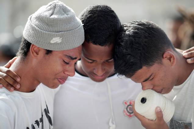 Estudantes choram durante tributo às vítimas de ataque na Escola Estadual Raul Brasil, em Suzano (SP) - 19/03/2019 Estudantes choram durante tributo às vítimas de ataque na Escola Estadual Raul Brasil, em Suzano (SP) - 19/03/2019