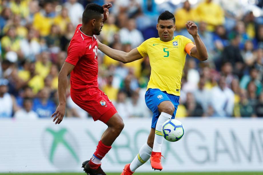 O jogador Casemiro (dir) disputa lance com Anibal Godoy (esq),  durante amistoso entre Brasil e Panamá, realizado no Estádio do Dragão, em Portugal - 23/03/2019