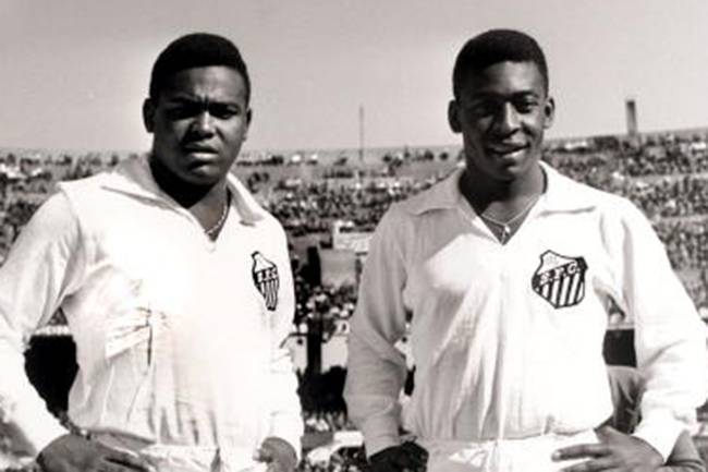 Pelé e Coutinho Pelé ao lado de Coutinho, craque polêmico e maior parceiro de sua carreira -