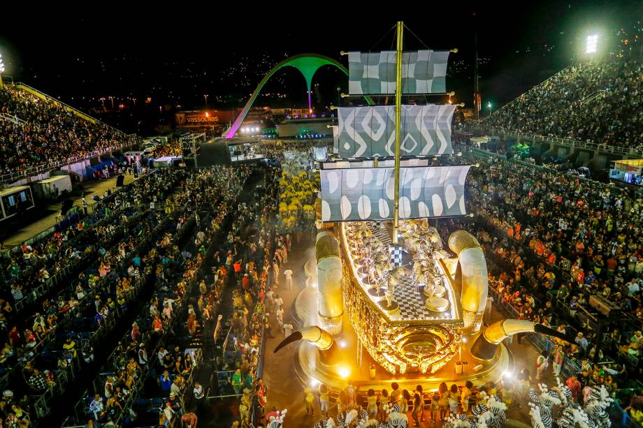 Carro alegórico da escola de samba Mangueira durante desfile na Marquês de Sapucaí - 05/03/2019