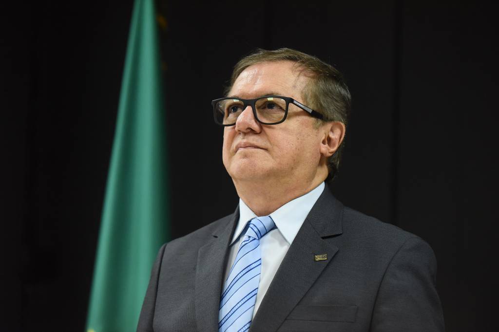 Após demissão, Vélez diz que confia em Bolsonaro e deseja sorte a sucessor