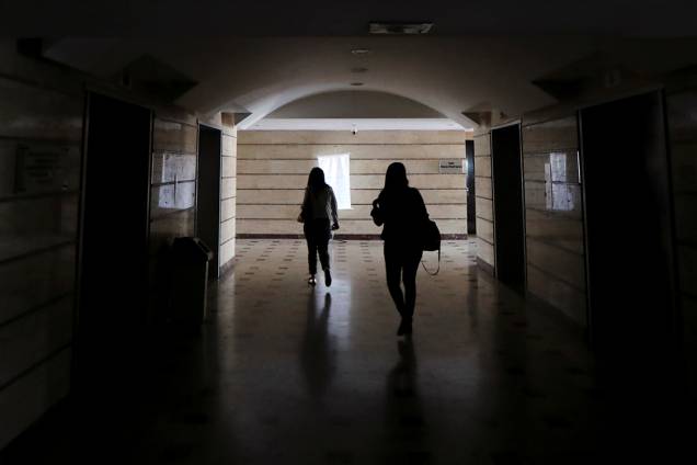 Pessoas caminham dentro de um prédio na cidade de Caracas durante o apagão na Venezuela - 25/03/2019 Pessoas caminham dentro de um prédio na cidade de Caracas durante o apagão na Venezuela - 25/03/2019