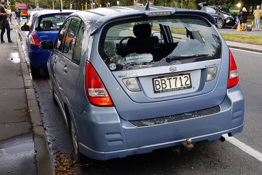 Carro fica com os vidros quebrados após um atirador abrir fogo dentro da mesquita Masjid al Noor durante as orações da tarde, causando várias mortes em Christchurch, na Nova Zelândia - 15/03/2019 Carro fica com os vidros quebrados após um atirador abrir fogo dentro da mesquita Masjid al Noor durante as orações da tarde, causando várias mortes em Christchurch, na Nova Zelândia - 15/03/2019