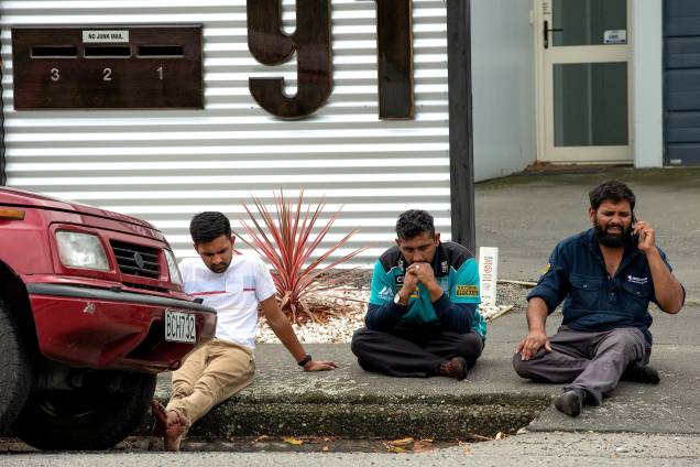 Homens choram enquanto aguardam informações sobre as vítimas de um ataque a tiros na mesquita Al Noor em Christchurch, Nova Zelândia - 15/03/2019 Homens choram enquanto aguardam informações sobre as vítimas de um ataque a tiros na mesquita Al Noor em Christchurch, Nova Zelândia - 15/03/2019