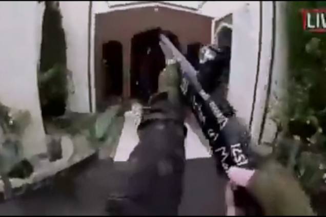 Imagem tirada do vídeo que circulou nas redes sociais, mostra o ataque a tiros a uma mesquita em Christchurch, Nova Zelândia Imagem tirada do vídeo que circulou nas redes sociais, mostra o ataque a tiros a uma mesquita em Christchurch, Nova Zelândia