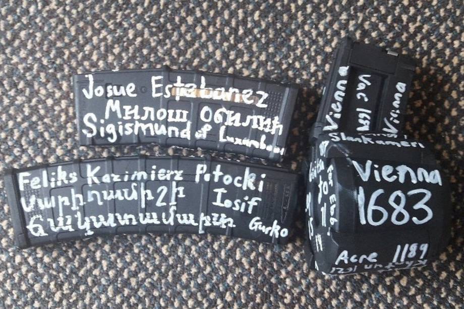 Atirador da Nova Zelândia postou no Twitter fotos da munição usada no ataque com inscrições que fazem referências à batalhas medievais entre cristãos e muçulmanos Atirador da Nova Zelândia postou no Twitter fotos da munição usada no ataque com inscrições que fazem referências à batalhas medievais entre cristãos e muçulmanos