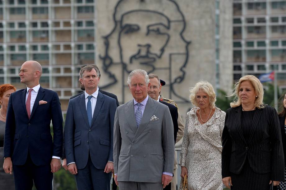 Príncipe Charles e sua esposa Camilla, acompanhados pela vice-ministra das Relações Exteriores de Cuba, Ana Teresita Gonzalez e outras autoridades, participam da cerimônia de entrega da grinalda na Praça da Revolução, em Havana - 24/03/2019 Príncipe Charles e sua esposa Camilla, acompanhados pela vice-ministra das Relações Exteriores de Cuba, Ana Teresita Gonzalez e outras autoridades, participam da cerimônia de entrega da grinalda na Praça da Revolução, em Havana - 24/03/2019