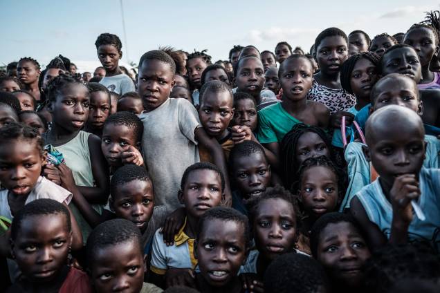 Crianças esperam para receber alimentos em um supermercado local em Dondo, a cerca de 35 km ao norte de Beira, cidade que ficou destruída após passagem do ciclone Idai em Moçambique - 27/03/2019 Crianças esperam para receber alimentos em um supermercado local em Dondo, a cerca de 35 km ao norte de Beira, cidade que ficou destruída após passagem do ciclone Idai em Moçambique - 27/03/2019