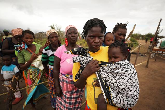 Mulheres e crianças aguardam para receberem tratamento médico após a passagem do ciclone Idai, na cidade de Beira, em Moçambique - 23/03/2019 Mulheres e crianças aguardam para receberem tratamento médico após a passagem do ciclone Idai, na cidade de Beira, em Moçambique - 23/03/2019