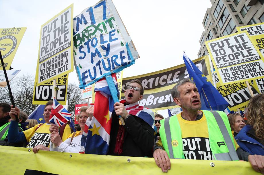 Manifestantes pedem segundo referendo sobre o Brexit, durante protesto realizado em Londres - 23/03/2019