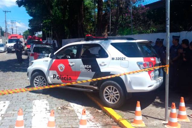 Policiais fazem patrulha na frente da Escola Estadual Raul Brasil, em Suzano (SP), após dois jovens entrarem no local e atirarem contra estudantes - 13/03/2019 Policiais fazem patrulha na frente da Escola Estadual Raul Brasil, em Suzano (SP), após dois jovens entrarem no local e atirarem contra estudantes - 13/03/2019