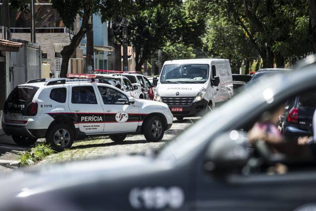 Carros da perícia chegam para investigar a Escola Estadual Raul Brasil após o massacre em Suzano, São Paulo - 13/03/2019 Carros da perícia chegam para investigar a Escola Estadual Raul Brasil após o massacre em Suzano, São Paulo - 13/03/2019
