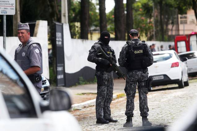 Policiais fazem patrulha na frente da Escola Estadual Raul Brasil, em Suzano (SP), após dois jovens entrarem no local e atirarem contra estudantes - 13/03/2019 Policiais fazem patrulha na frente da Escola Estadual Raul Brasil, em Suzano (SP), após dois jovens entrarem no local e atirarem contra estudantes - 13/03/2019