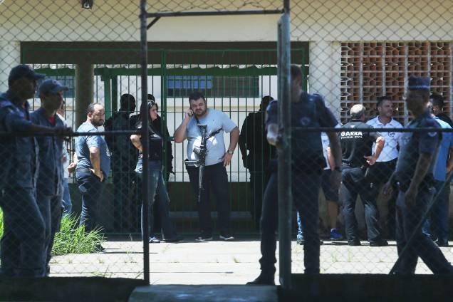 Policiais são vistos na entrada da Escola Estadual Raul Brasil, em Suzano (SP), após dois jovens entrarem no local e atirarem contra estudantes - 13/03/2019 Policiais são vistos na entrada da Escola Estadual Raul Brasil, em Suzano (SP), após dois jovens entrarem no local e atirarem contra estudantes - 13/03/2019