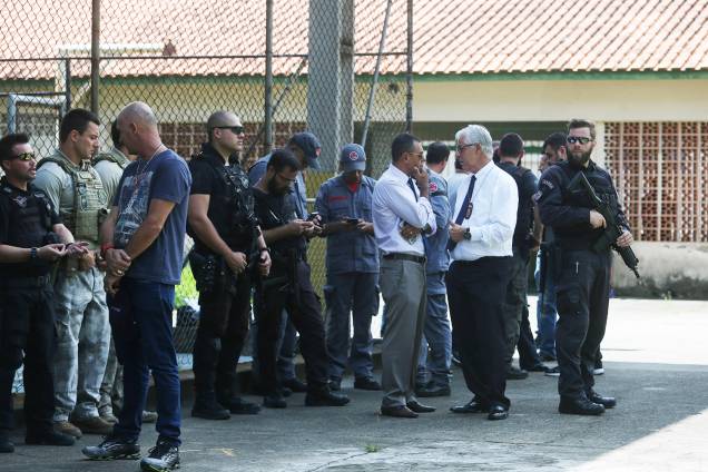 Policiais são vistos na entrada da Escola Estadual Raul Brasil, em Suzano (SP), após dois jovens entrarem no local e atirarem contra estudantes - 13/03/2019 Policiais são vistos na entrada da Escola Estadual Raul Brasil, em Suzano (SP), após dois jovens entrarem no local e atirarem contra estudantes - 13/03/2019