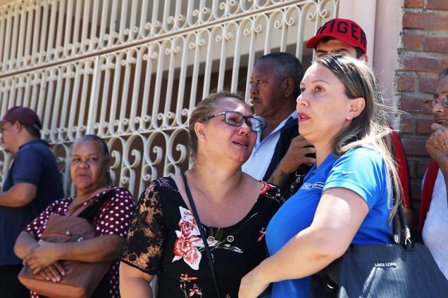 Movimentação de parentes e familiares na frente da Escola Estadual Raul Brasil, em Suzano (SP), após dois jovens entrarem no local e atirarem contra estudantes - 13/03/2019 Movimentação de parentes e familiares na frente da Escola Estadual Raul Brasil, em Suzano (SP), após dois jovens entrarem no local e atirarem contra estudantes - 13/03/2019