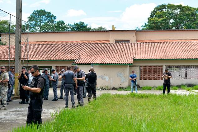 Movimentação de policiais no interior da Escola Estadual Raul Brasil, em Suzano (SP), após dois jovens entrarem no local e atirarem contra estudantes - 13/03/2019 Movimentação de policiais no interior da Escola Estadual Raul Brasil, em Suzano (SP), após dois jovens entrarem no local e atirarem contra estudantes - 13/03/2019