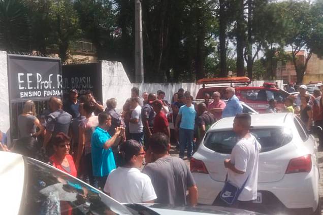 Movimentação em frente ao portão da Escola Estadual Raul Brasil, após tiroteio no local matar ao menos oito pessoas - 13/03/2019 Movimentação em frente ao portão da Escola Estadual Raul Brasil, após tiroteio no local matar ao menos oito pessoas - 13/03/2019