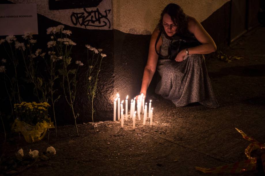 Homenagens em frente à escola Raul Brasil em Suzano (SP) após ataque que deixou dez mortos - 13/03/2019