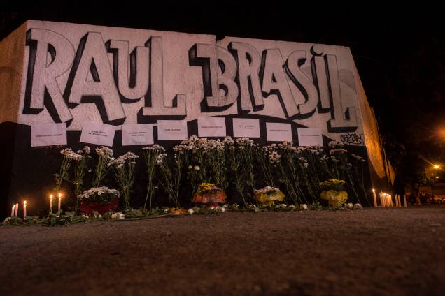 Homenagens em frente à escola Raul Brasil em Suzano (SP) após ataque que deixou dez mortos - 13/03/2019 Homenagens em frente à escola Raul Brasil em Suzano (SP) após ataque que deixou dez mortos - 13/03/2019