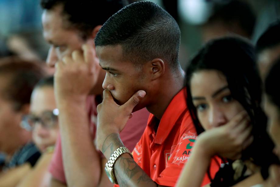 Estudantes comparecem ao velório coletivo das vítimas do tiroteio na Escola Raul Brasil para prestar homenagens aos colegas - 14/03/2019