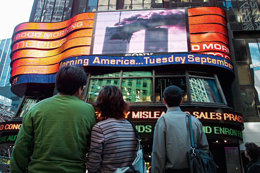 World Trade Center NOS HOLOFOTES - Em 2001, a Al Qaeda planejou os ataques de tal forma que as TVs filmassem ao vivo o segundo avião colidindo com o World Trade Center