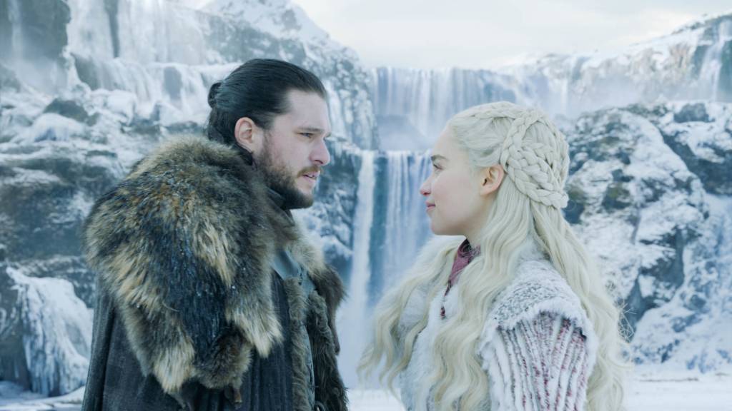 Jon Snow (Kit Harrington) e Daenerys (Emilia Clarke) em cena da potava temporada de ‘Game of Thrones’ Jon Snow (Kit Harrington) e Daenerys (Emilia Clarke) em cena da potava temporada de 'Game of Thrones'