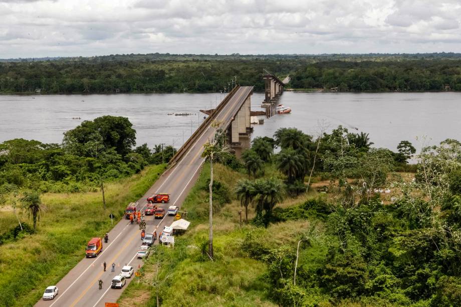 Parte de uma ponte do complexo Alça Viária, que liga regiões do Pará, caiu sobre o Rio Moju próximo ao município de Acará - 06/04/2019