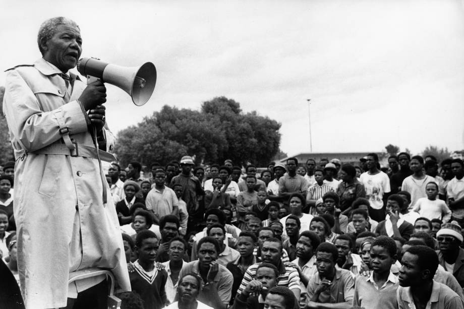 Nelson Mandela conversa com sul-africanos durante encontro - 14/10/1990