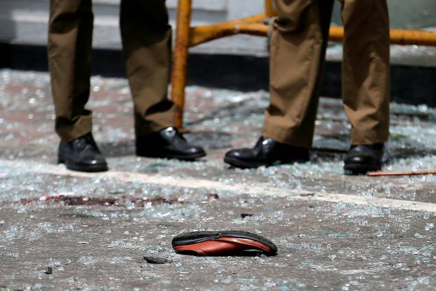 Sapato de uma vítima é visto em frente ao Santuário de Santo Antônio, na igreja de Kochchikade após uma explosão em Colombo, Sri Lanka - 21/04/2019 Sapato de uma vítima é visto em frente ao Santuário de Santo Antônio, na igreja de Kochchikade após uma explosão em Colombo, Sri Lanka - 21/04/2019