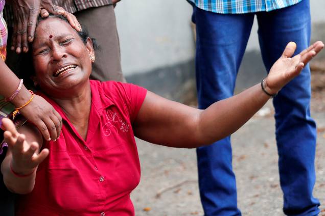 Parente de uma vítima chora na frente do Santuário de Santo Antônio, na igreja de Kochchikade após uma explosão em Colombo, Sri Lanka - 21/04/2019 Parente de uma vítima chora na frente do Santuário de Santo Antônio, na igreja de Kochchikade após uma explosão em Colombo, Sri Lanka - 21/04/2019