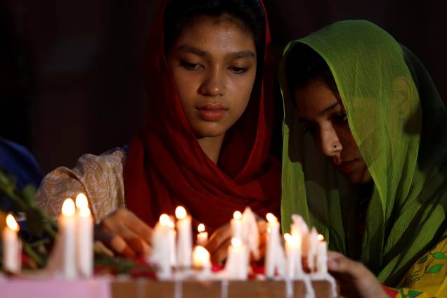 Pessoas acendem velas para as vítimas das explosões em série do Sri Lanka, em frente a uma igreja em Peshawar, Paquistão - 21/04/2019 Pessoas acendem velas para as vítimas das explosões em série do Sri Lanka, em frente a uma igreja em Peshawar, Paquistão - 21/04/2019