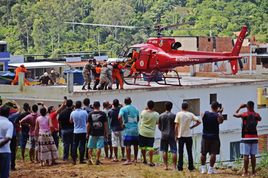 Pessoa ferida é levada para um helicóptero após ser retirada dos escombros de dois prédios que desabaram na comunidade de Muzema, Rio de Janeiro - 12/04/2019