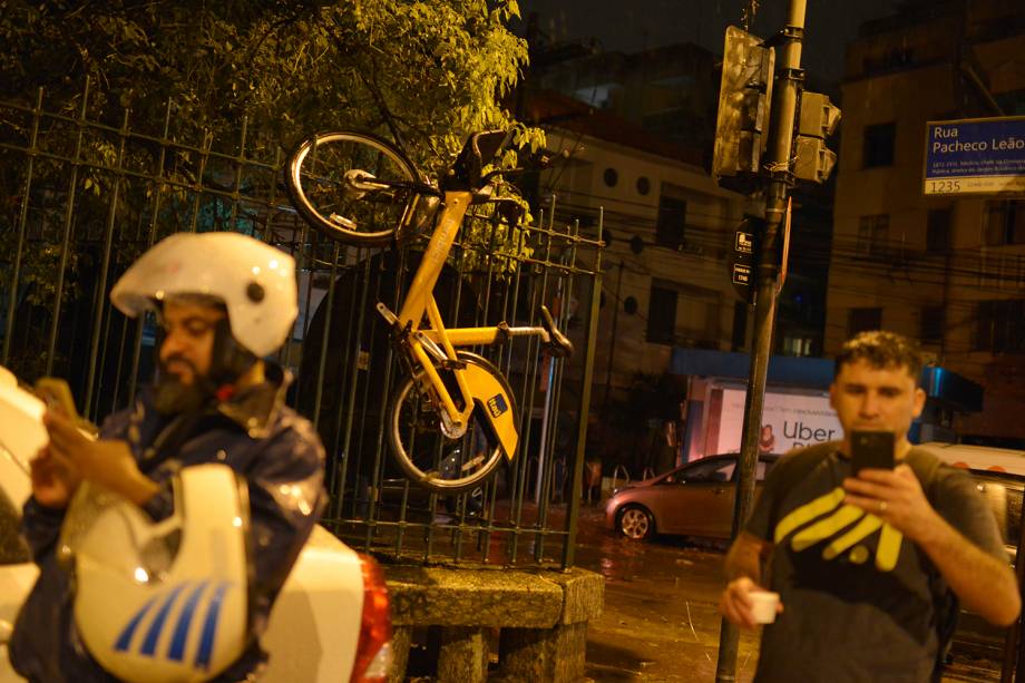 Uma bicicleta é vista presa em uma grade após a forte chuva que caiu sobre o Jardim Botânico, no Rio de Janeiro - 09/04/2019