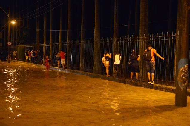 Moradores se agarram a uma grade para escapar da enchente causada pela forte chuva, no Jardim Botânico, Rio de Janeiro - 09/04/2019 Moradores se agarram a uma grade para escapar da enchente causada pela forte chuva, no Jardim Botânico, Rio de Janeiro - 09/04/2019