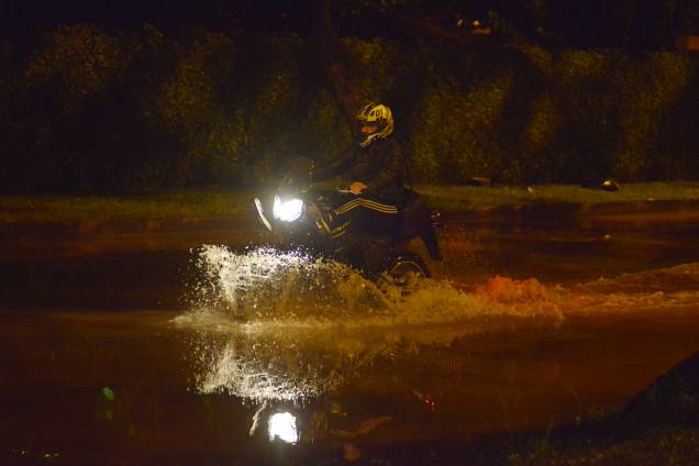 Um motociclista passa por uma rua alagada durante forte chuva no Jardim Botânico, zona sul do Rio de Janeiro - 09/04/2019 Um motociclista passa por uma rua alagada durante forte chuva no Jardim Botânico, zona sul do Rio de Janeiro - 09/04/2019