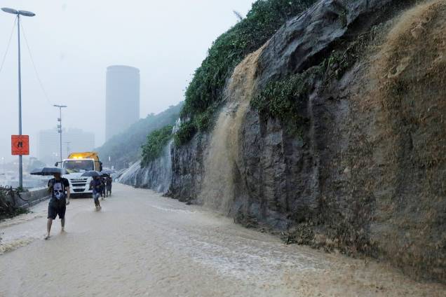Pedestres caminham pela Avenida Niemeyer, durante uma chuva que deixou ao menos 3 mortos e um desaparecido - 09/04/2019 Pedestres caminham pela Avenida Niemeyer, durante uma chuva que deixou ao menos 3 mortos e um desaparecido - 09/04/2019