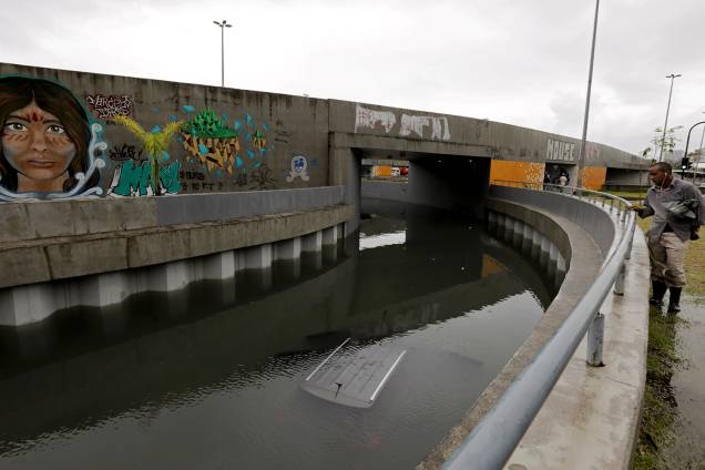 Um carro submerso é visto no túnel Mergulhão, na Barra da Tijuca, após o temporal que atingiu o Rio de Janeiro - 09/04/2019 Um carro submerso é visto no túnel Mergulhão, na Barra da Tijuca, após o temporal que atingiu o Rio de Janeiro - 09/04/2019