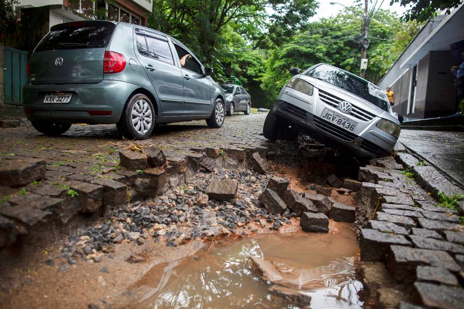 Veículo é danificado após forte temporal atingir o bairro Jardim Botânico, no Rio de Janeiro (RJ) - 09/04/2019