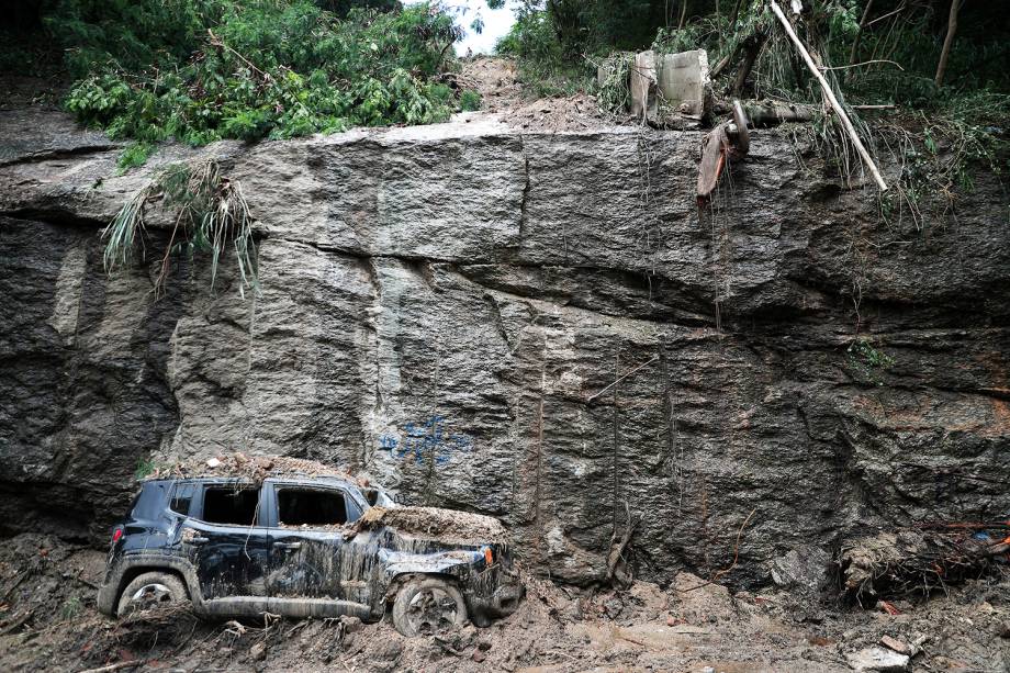 Carro é atingido por deslizamento de terra no bairro do Botafogo, no Rio de Janeiro (RJ), após forte temporal atingir a região - 10/04/2019