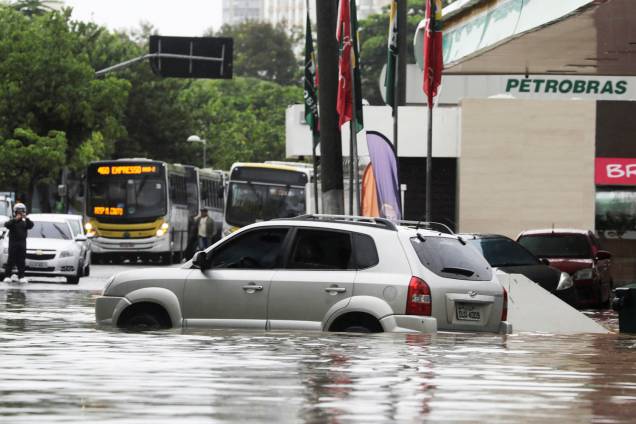 Carro é visto em enchente após forte temporal no Jardim Botânico, Rio de Janeiro - 09/04/2019 Carro é visto em enchente após forte temporal no Jardim Botânico, Rio de Janeiro - 09/04/2019